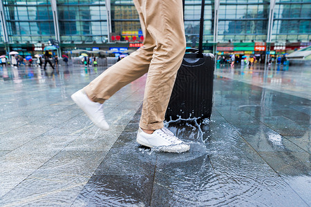 雨中赶路的男性图片