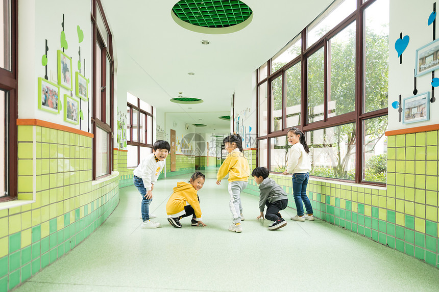 幼儿园儿童快乐奔跑图片