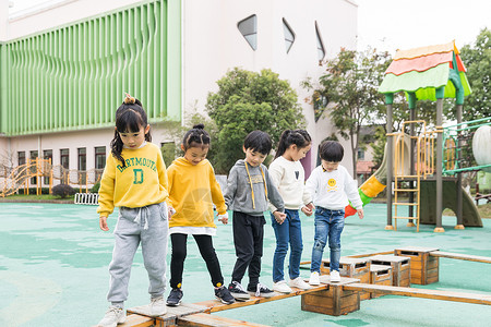 幼儿园户外儿童过独木桥背景