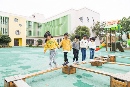 千军万马过独木桥幼儿园户外儿童过独木桥背景