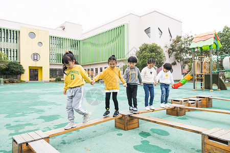 幼儿园户外儿童过独木桥背景图片