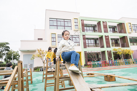 幼儿园户外儿童素质拓展背景图片