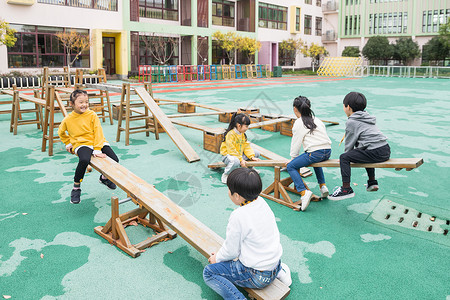 幼儿园户外儿童玩翘翘板图片
