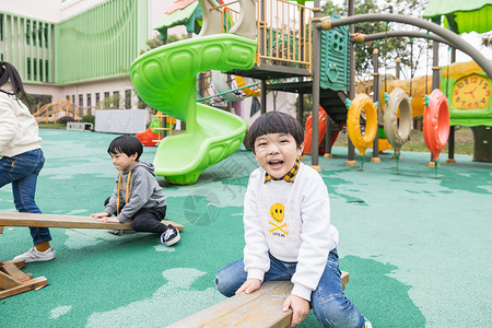 幼儿园户外儿童玩翘翘板图片