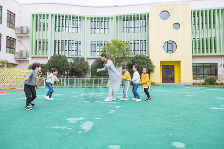 幼儿园老师和孩子玩游戏图片