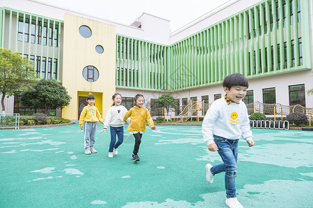 幼儿园户外儿童奔跑图片