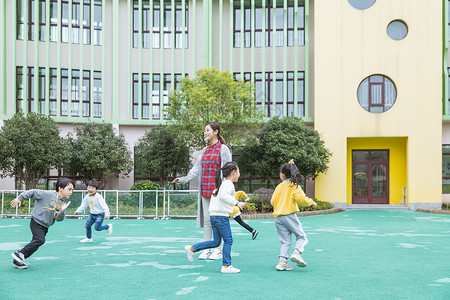 幼儿园老师和孩子玩游戏图片