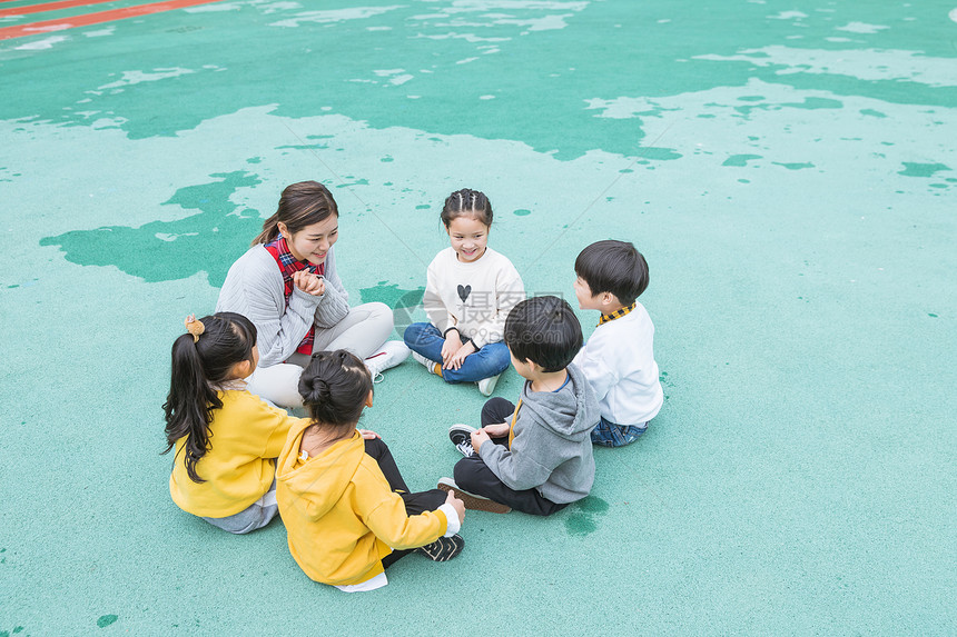 幼儿园户外幼师陪伴儿童图片