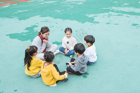 幼儿园户外幼师陪伴儿童图片