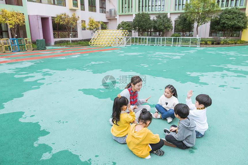 幼儿园户外幼师陪伴儿童图片