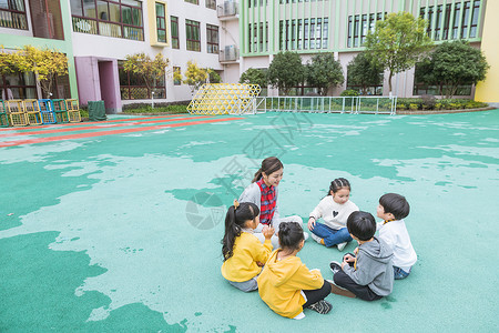 幼儿园户外幼师陪伴儿童图片