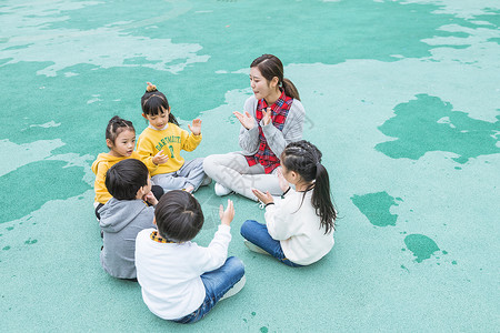 幼儿园户外幼师陪伴儿童图片