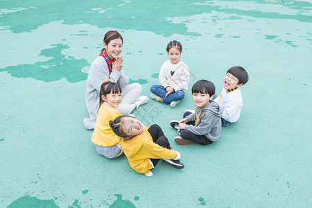 幼儿园户外幼师陪伴儿童图片