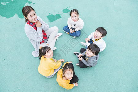 幼儿园户外幼师陪伴儿童背景图片