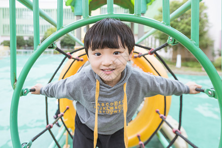 游乐园门票幼儿园男孩玩游乐设施背景