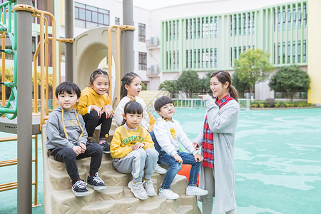 幼儿园户外幼师陪伴儿童背景图片