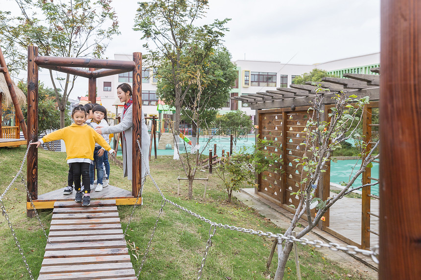 幼儿园老师带孩子排队过桥图片