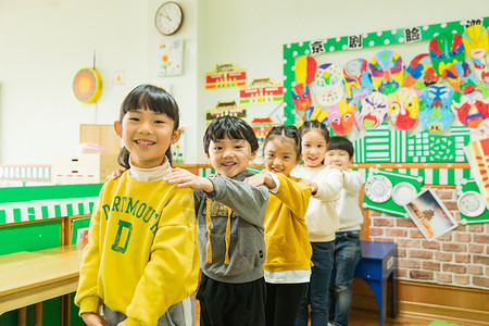 儿童节幼儿园儿童排队教室高清图片素材