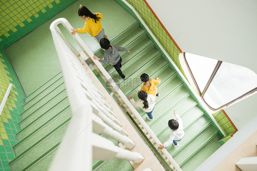 幼儿园儿童楼梯奔跑图片