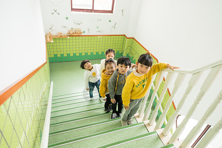 幼儿园儿童上楼梯背景图片
