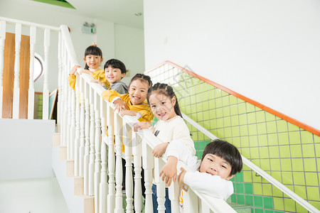 幼儿园儿童上楼梯背景