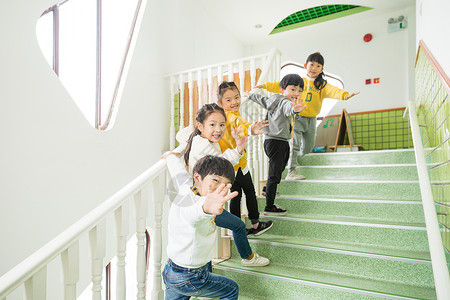 幼儿园儿童上楼梯背景