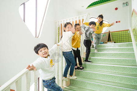 幼儿园儿童上楼梯背景图片