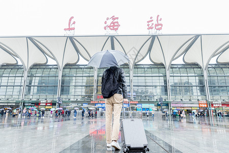 下雨回家火车站男性背影背景