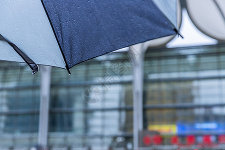 蓝伞雨天背景