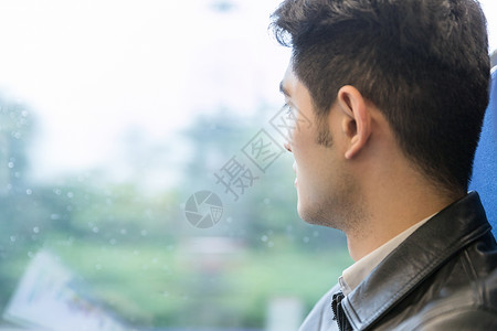 列车车窗男性在车厢内看风景背景
