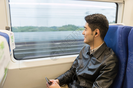 男性在车厢内听音乐背景图片