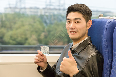 男性在车厢内手持车票图片
