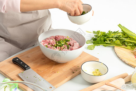 奶奶拌饺子馅奶奶制作饺子馅背景