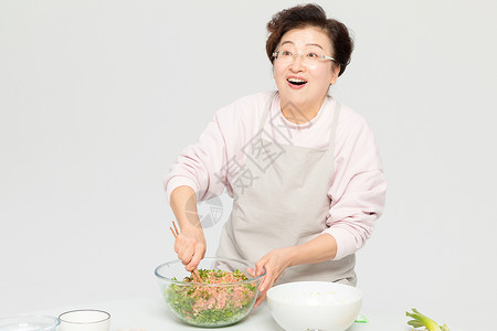 奶奶拌饺子馅背景图片
