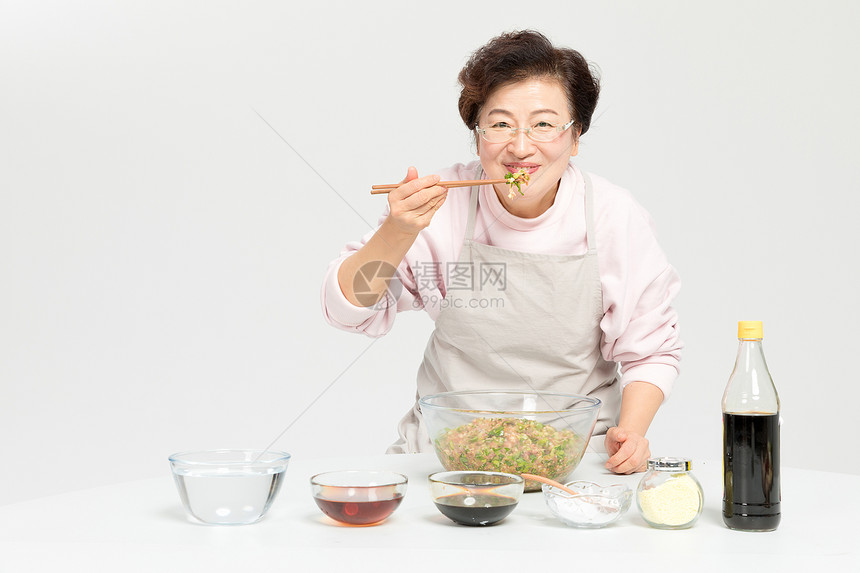 奶奶拌饺子馅图片