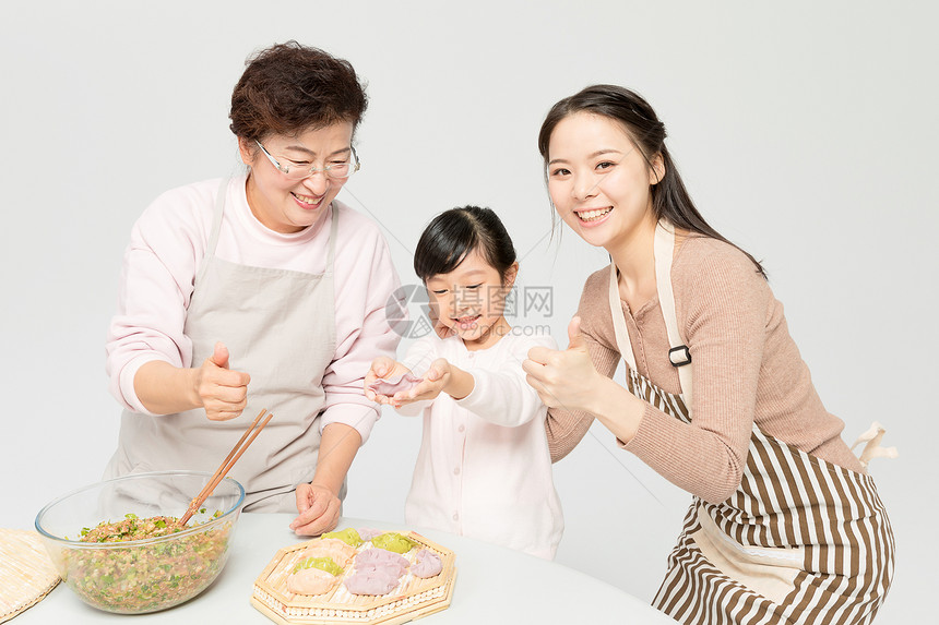 一家人包饺子图片