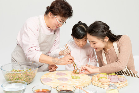 做饺子的女人一家人包饺子背景