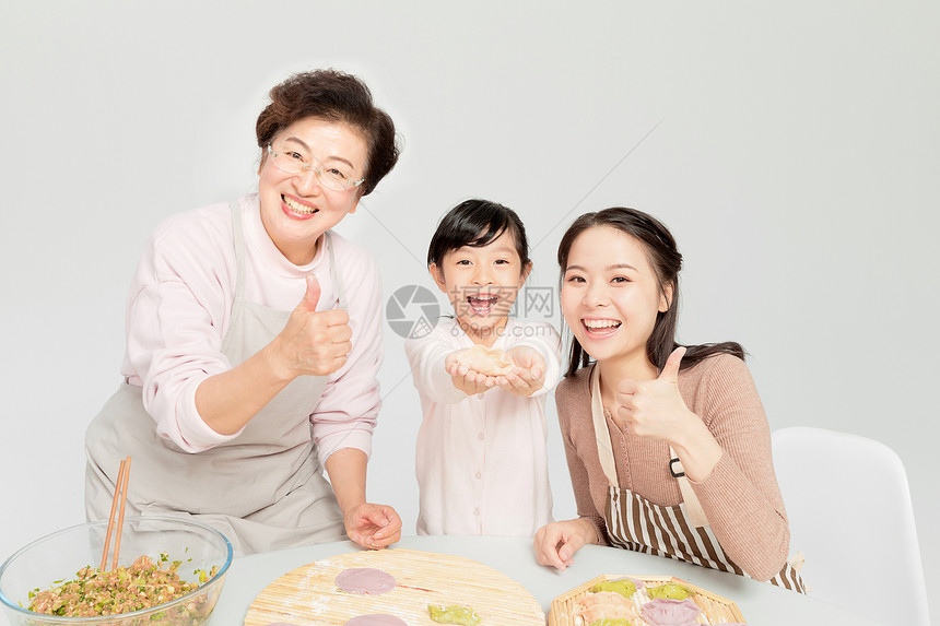 一家人包饺子图片
