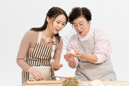 母女过节包饺子图片