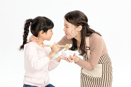 女儿喂妈妈吃饺子背景图片