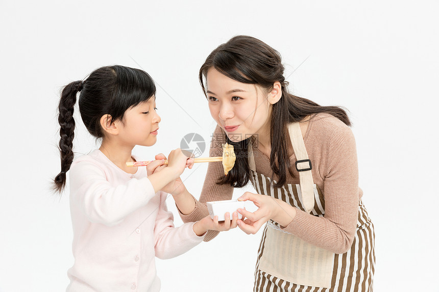 女儿喂妈妈吃饺子图片