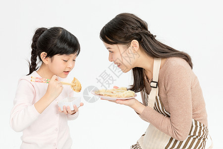 女儿喂妈妈吃饺子背景图片