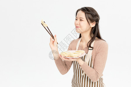 端着饺子的妈妈端着饺子的美女背景