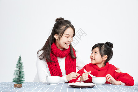 母女二人吃汤圆图片