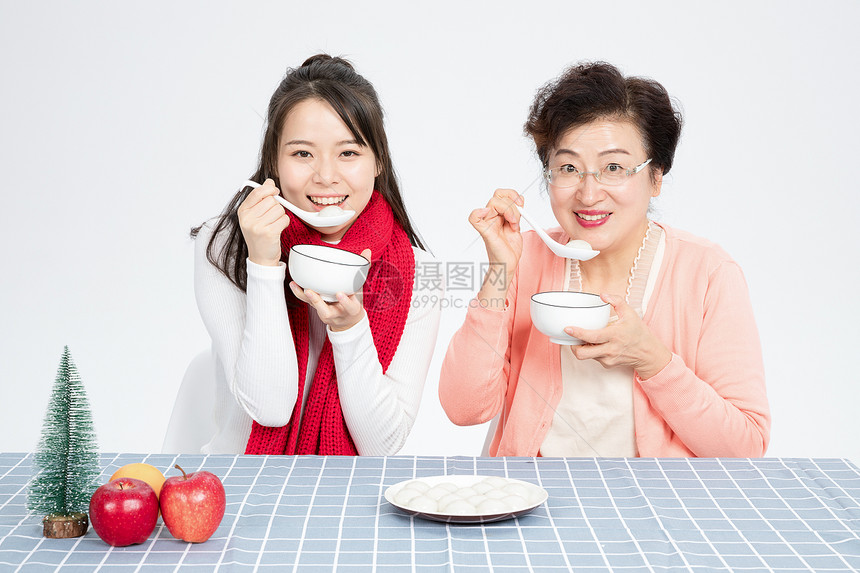 母女二人吃汤圆图片