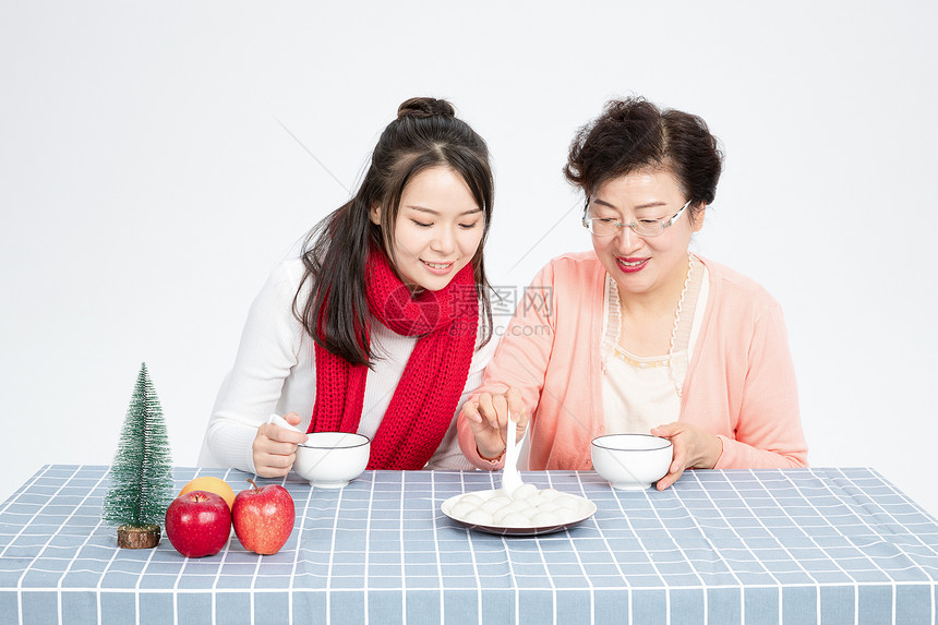 母女二人吃汤圆图片