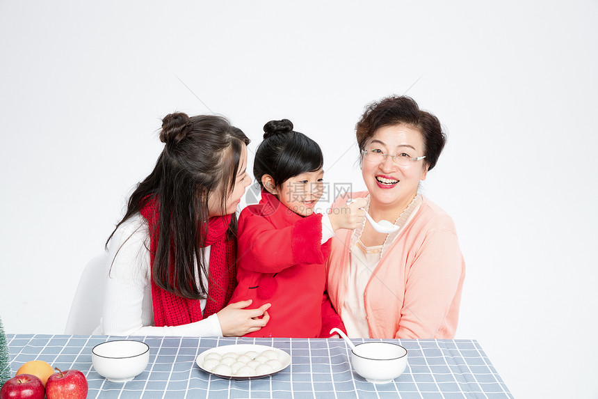 冬至家庭吃汤圆图片