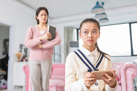 青春期女孩子玩手机的孩子背景