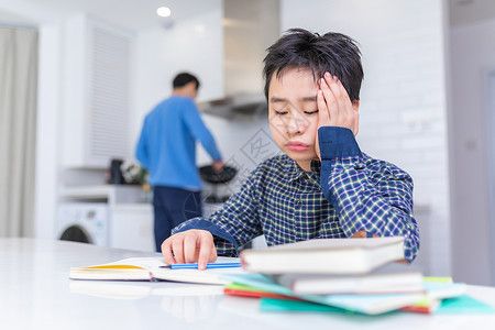 疑问男孩灰心丧气的青少年背景