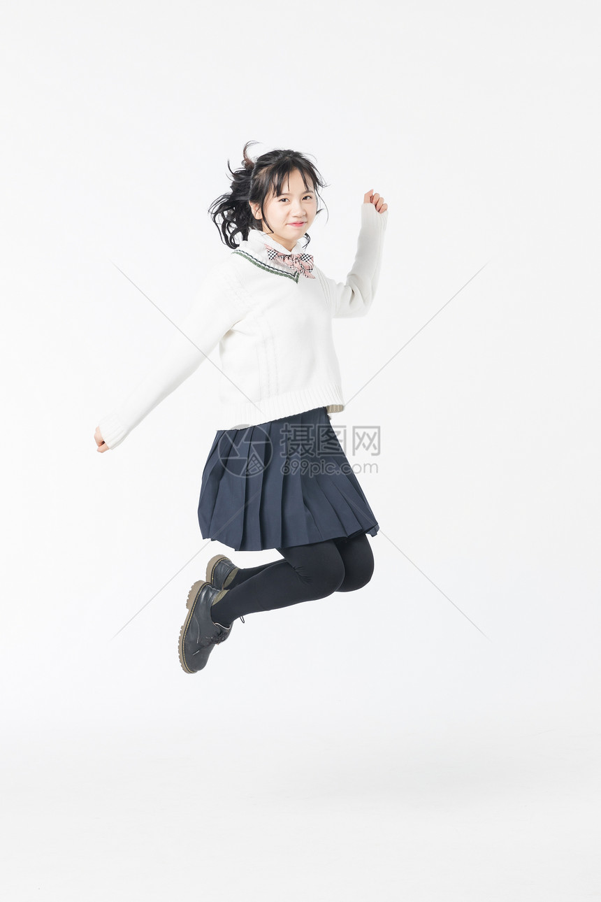 青春期少女跳跃图片